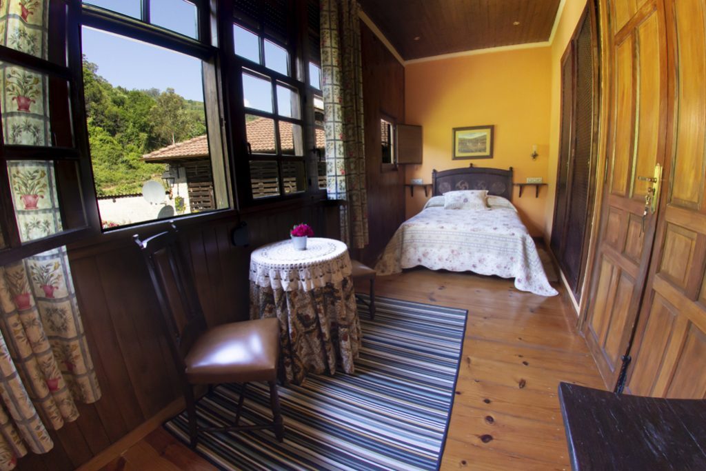 Habitación matrimonial con pared de madera