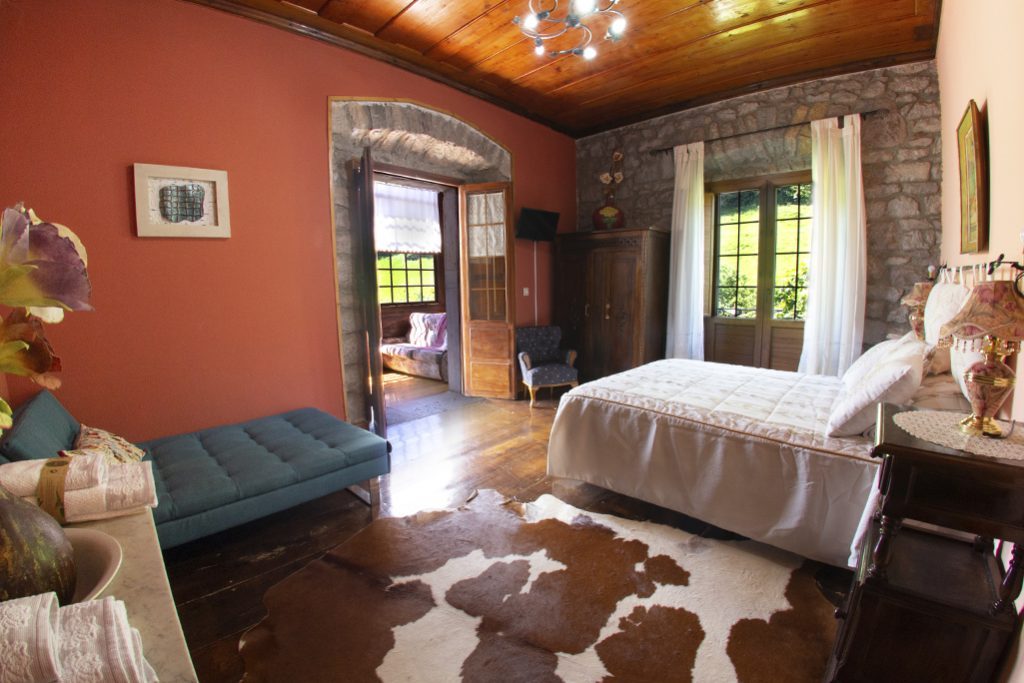 Habitación matrimonial rosa y naranja con galería