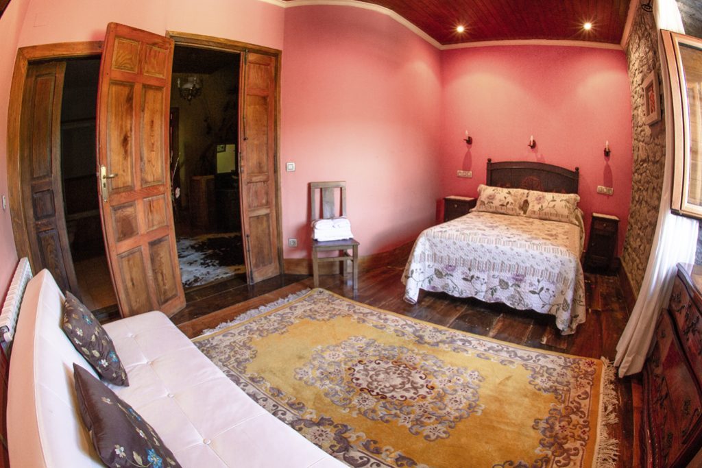 Habitación roja con baño interior