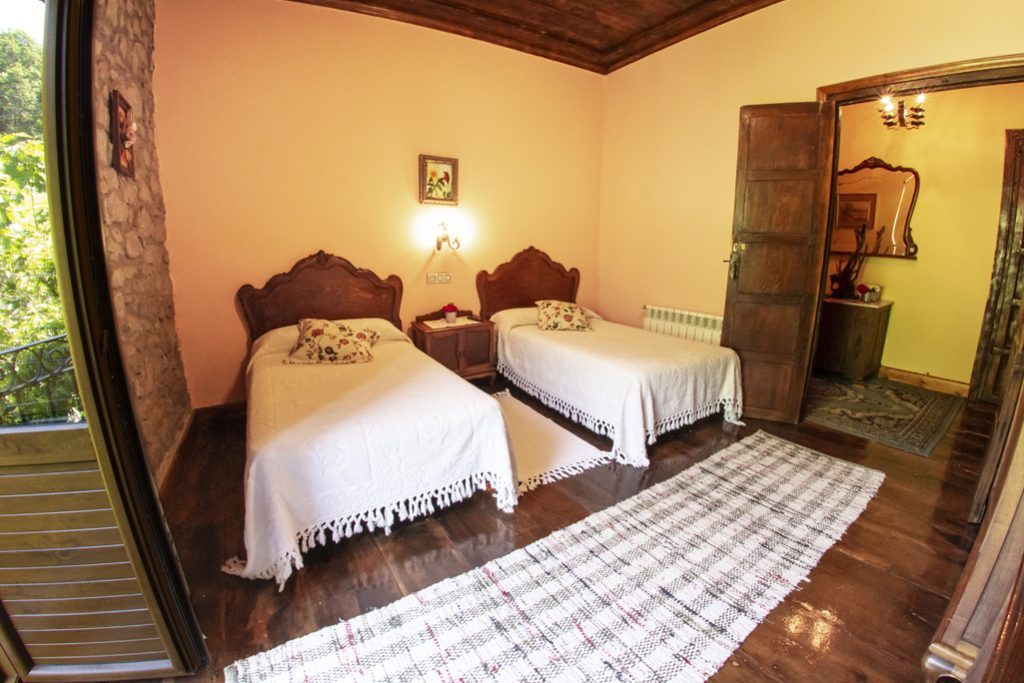 Habitación crema con balcón