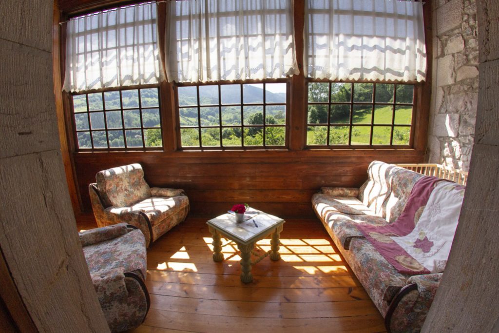 Galería con sofás de habitación matrimonial