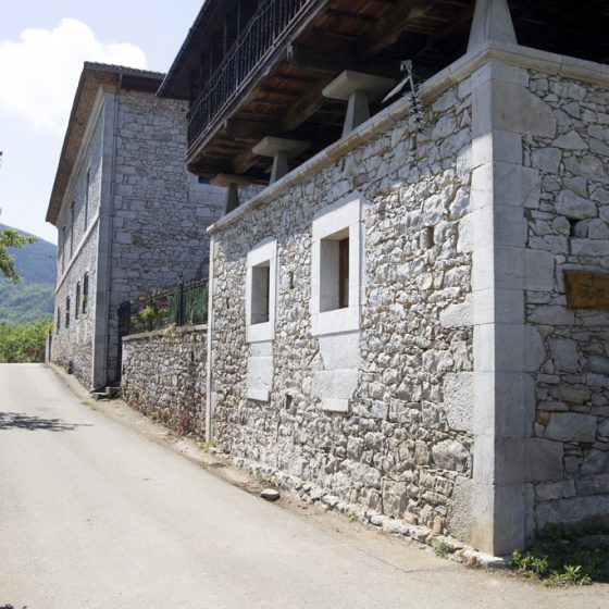 Fachada y camino detrás de la casona