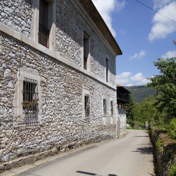 Fachada posterior de piedra