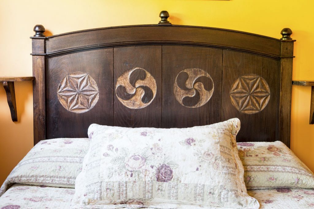 Cabecero de madera decorado