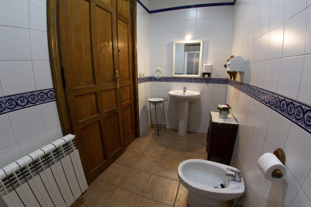 Baño amplio de una de las habitaciones