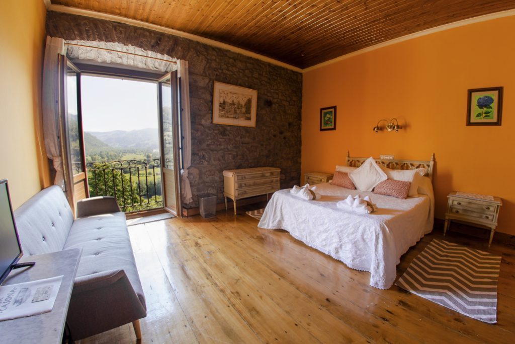 Habitación naranja con balcón con vistas