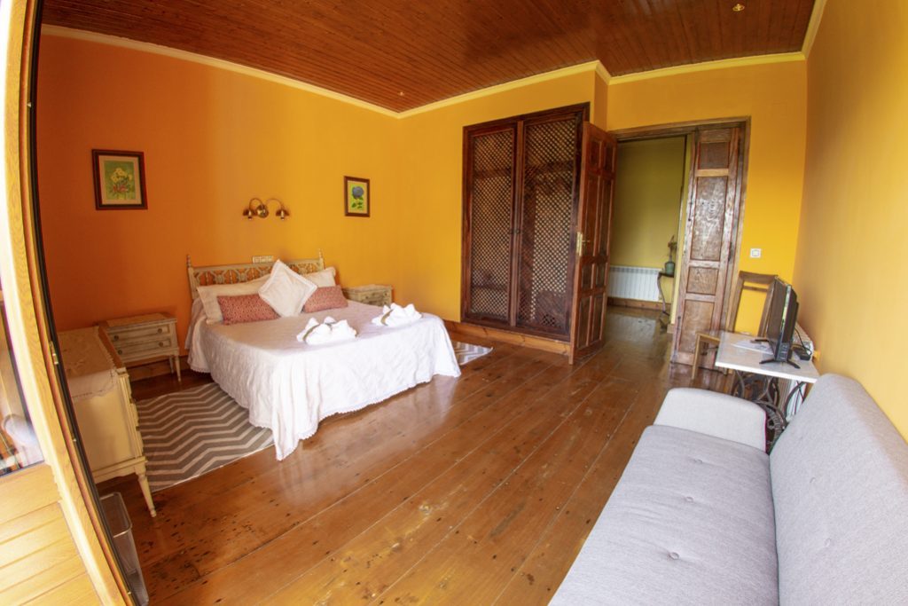 Habitación naranja matrimonial