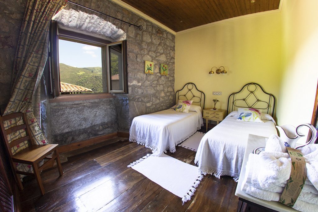 Habitacion amarilla muy luminosa con vistas a la panera